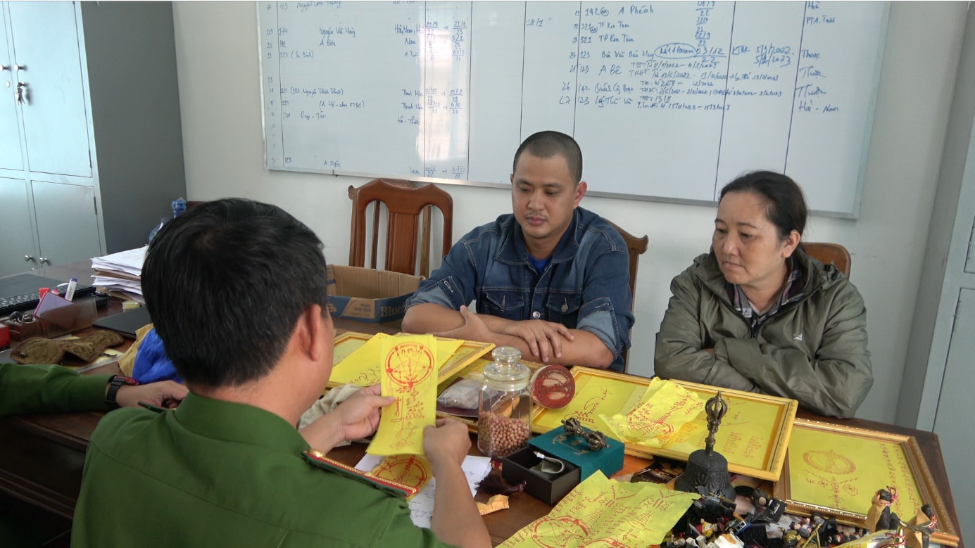 kon tum bat tam giam 2 doi tuong lua dao chiem doat 25 ty dong qua mang xa hoi hinh 1