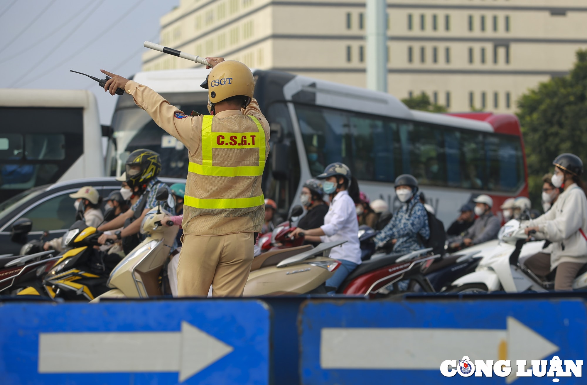 ha noi un u giao thong huong chau van liem  le quang dao ngay dau thi diem phan luong hinh 12