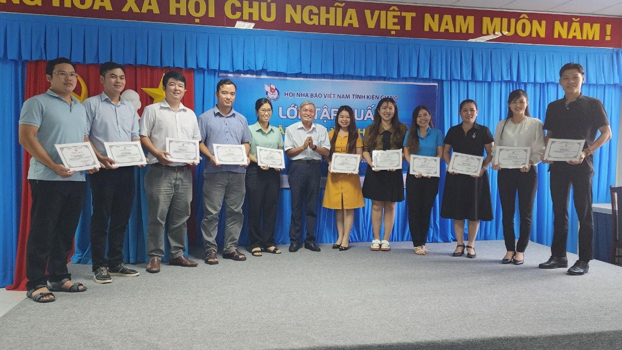 hoi nha bao tinh kien giang tap huan nghiep vu ky nang chup anh va phong su anh bao chi hinh 1