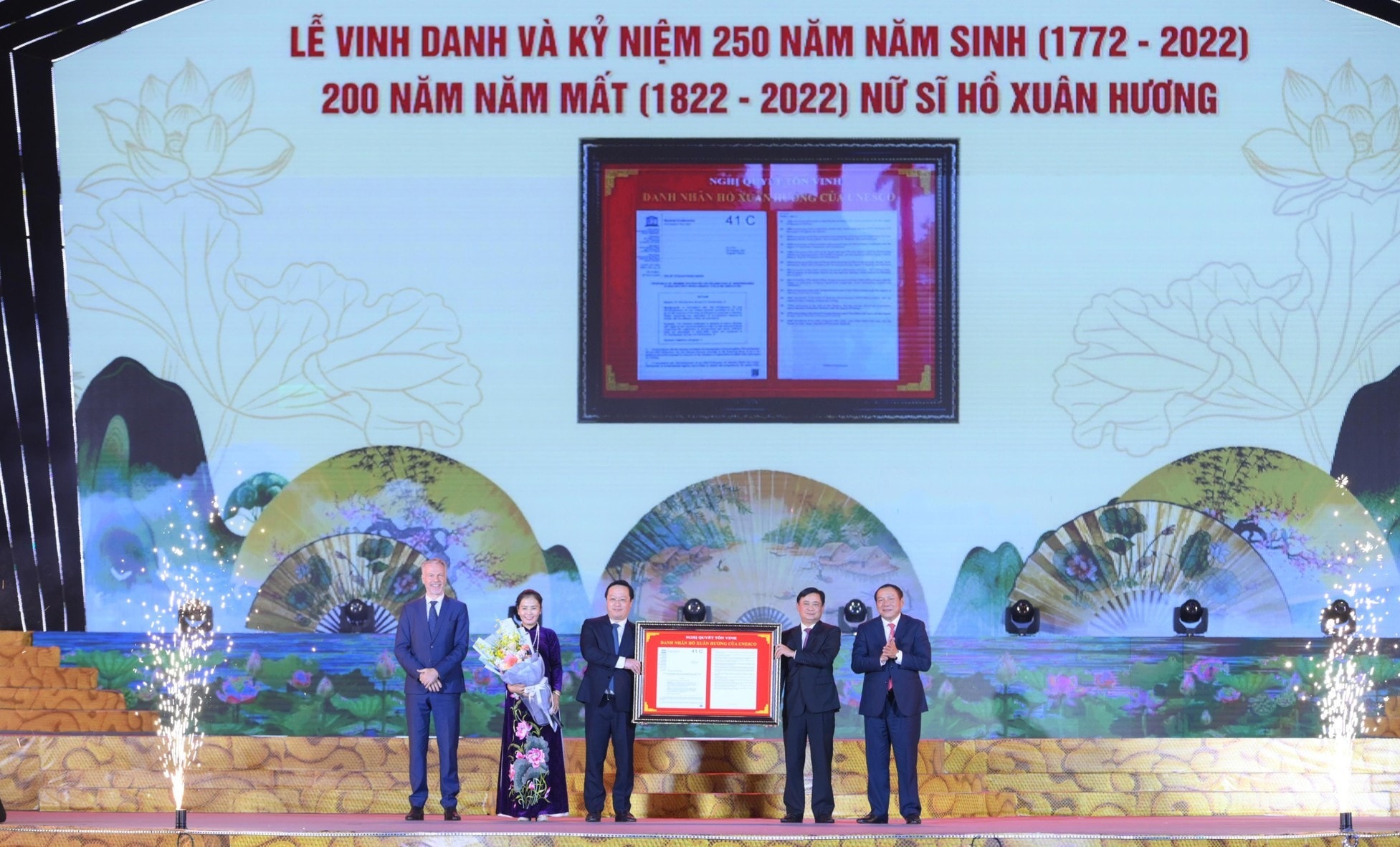chu tich nuoc vinh danh nu si ho xuan huong cung chinh la ton vinh tri tue nhan van bac ai cua nguoi viet hinh 3