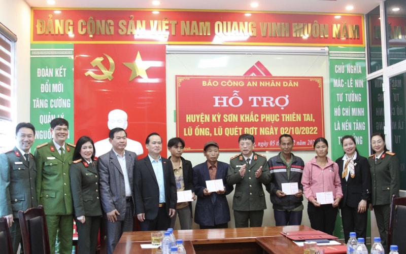bao cand trao tang so tiet kiem cho 4 gia dinh co nha bi lu cuon troi tai ky son nghe an hinh 1