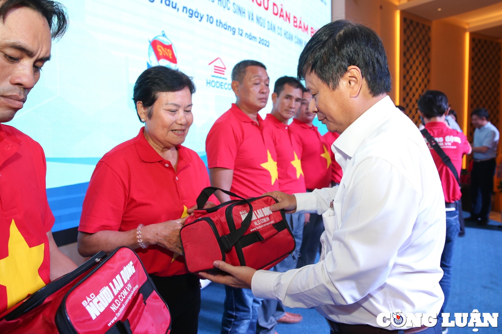 lan toa tinh yeu to quoc voi chuong trinh trai tim bien dao trieu la co to quoc cung ngu dan bam bien hinh 3