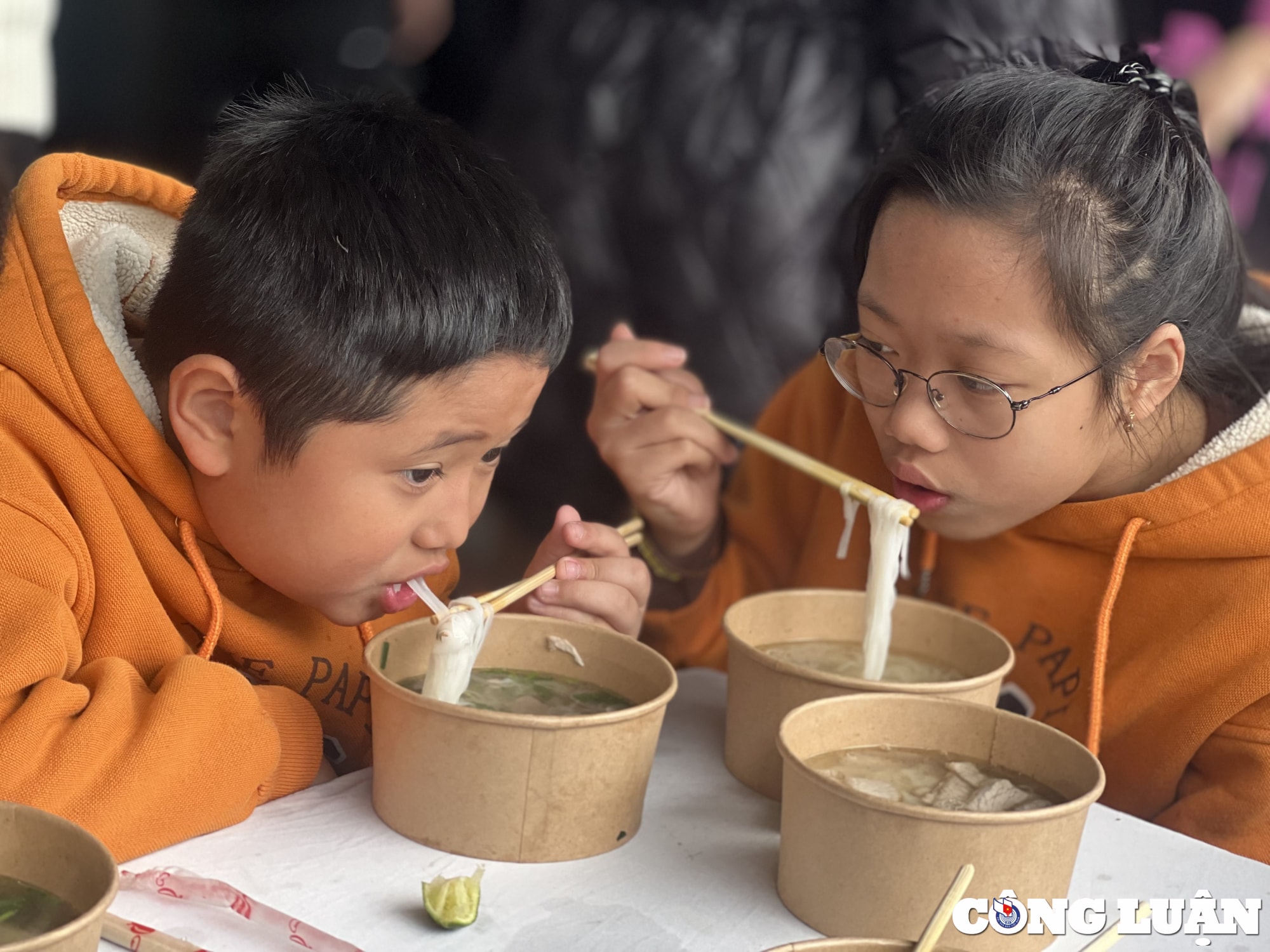 khoanh khac an tuong tai su kien ngay cua pho 12 12 hinh 9