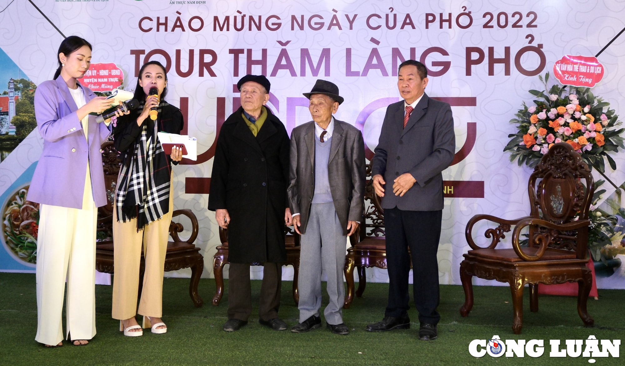khoanh khac an tuong tai su kien ngay cua pho 12 12 hinh 1