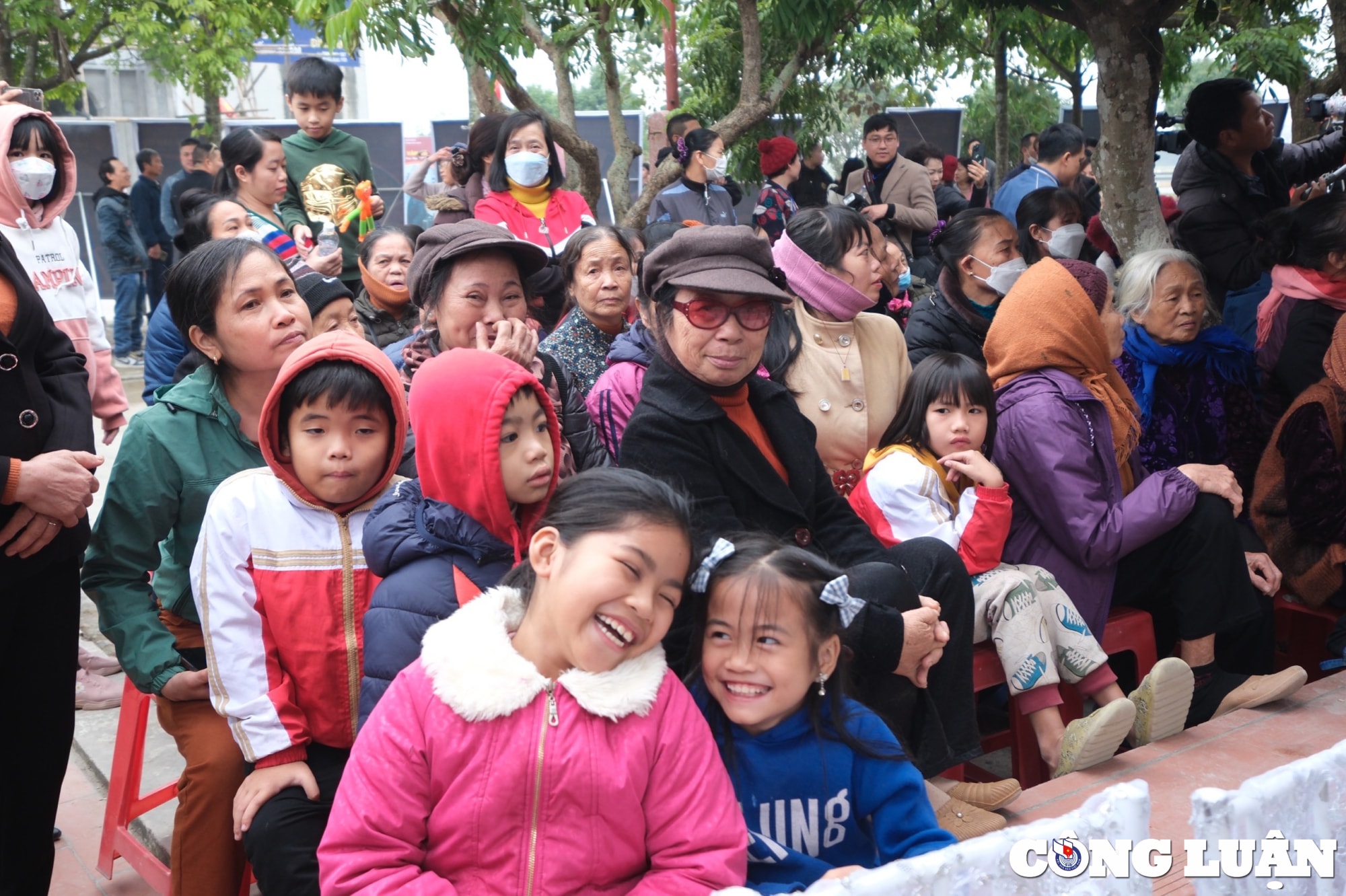khoanh khac an tuong tai su kien ngay cua pho 12 12 hinh 3