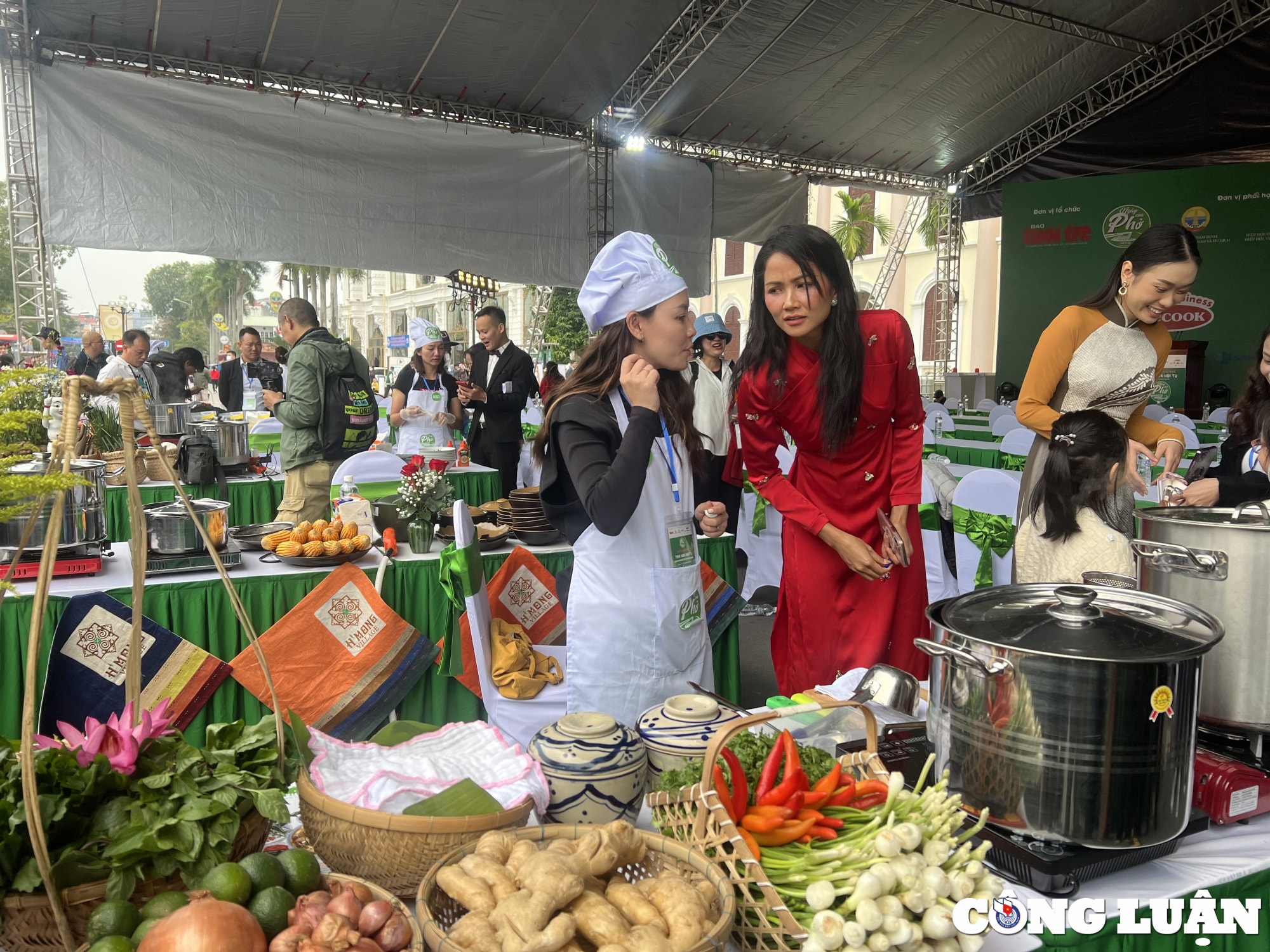 khoanh khac an tuong tai su kien ngay cua pho 12 12 hinh 5