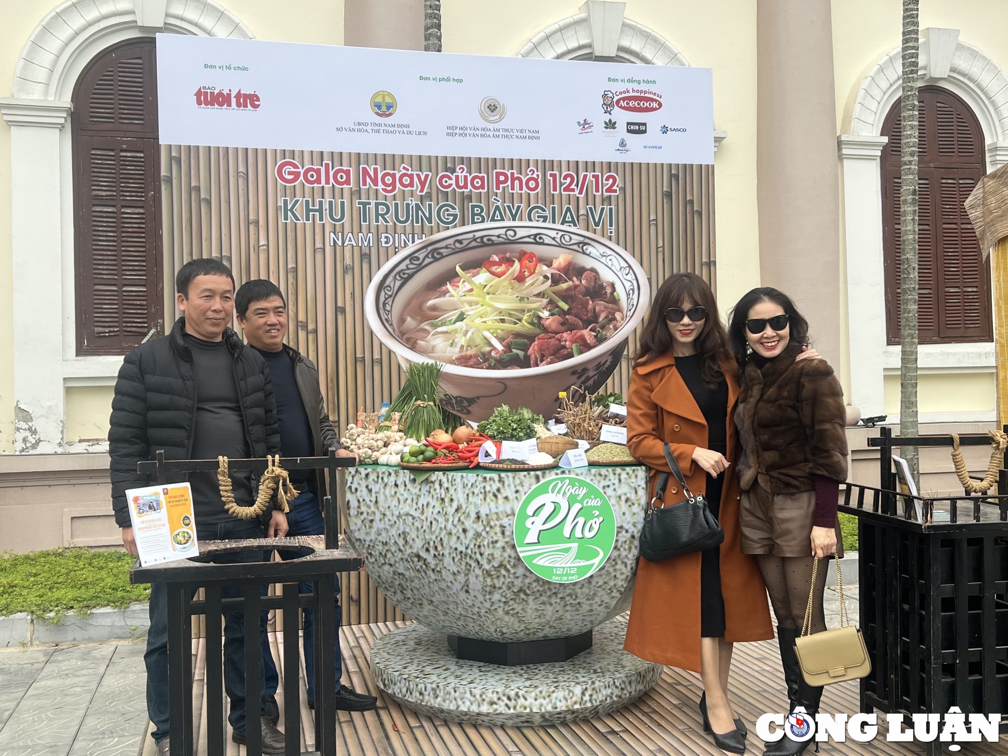 khoanh khac an tuong tai su kien ngay cua pho 12 12 hinh 7