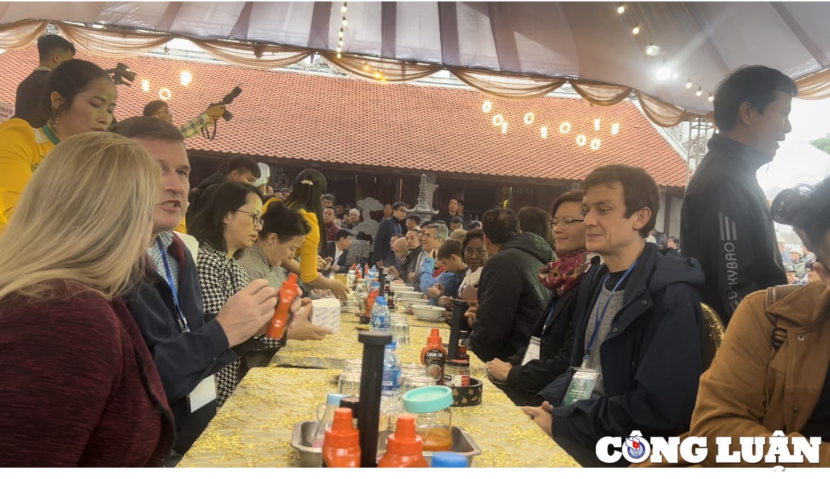 khoanh khac an tuong tai su kien ngay cua pho 12 12 hinh 8