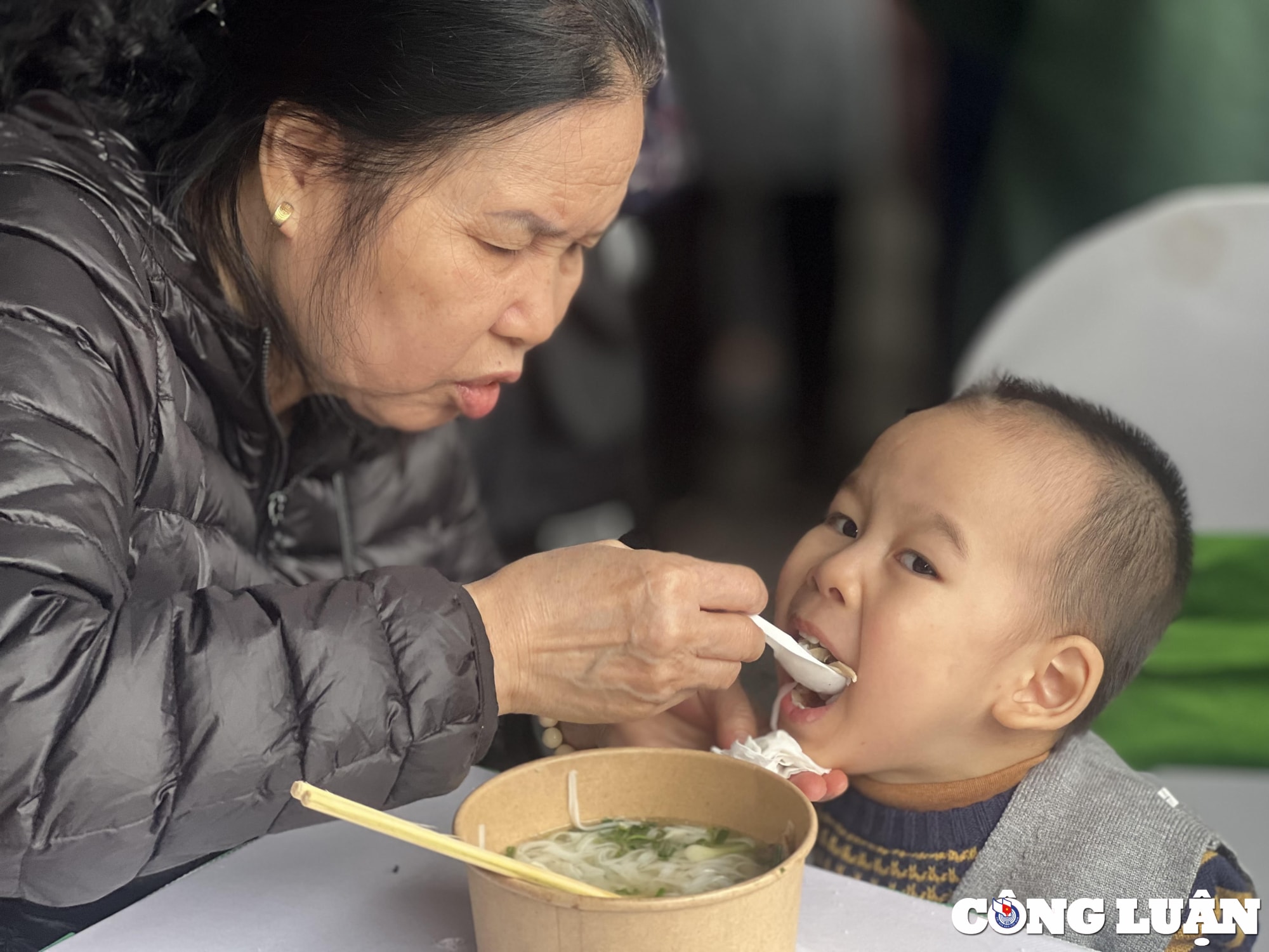 khoanh khac an tuong tai su kien ngay cua pho 12 12 hinh 11
