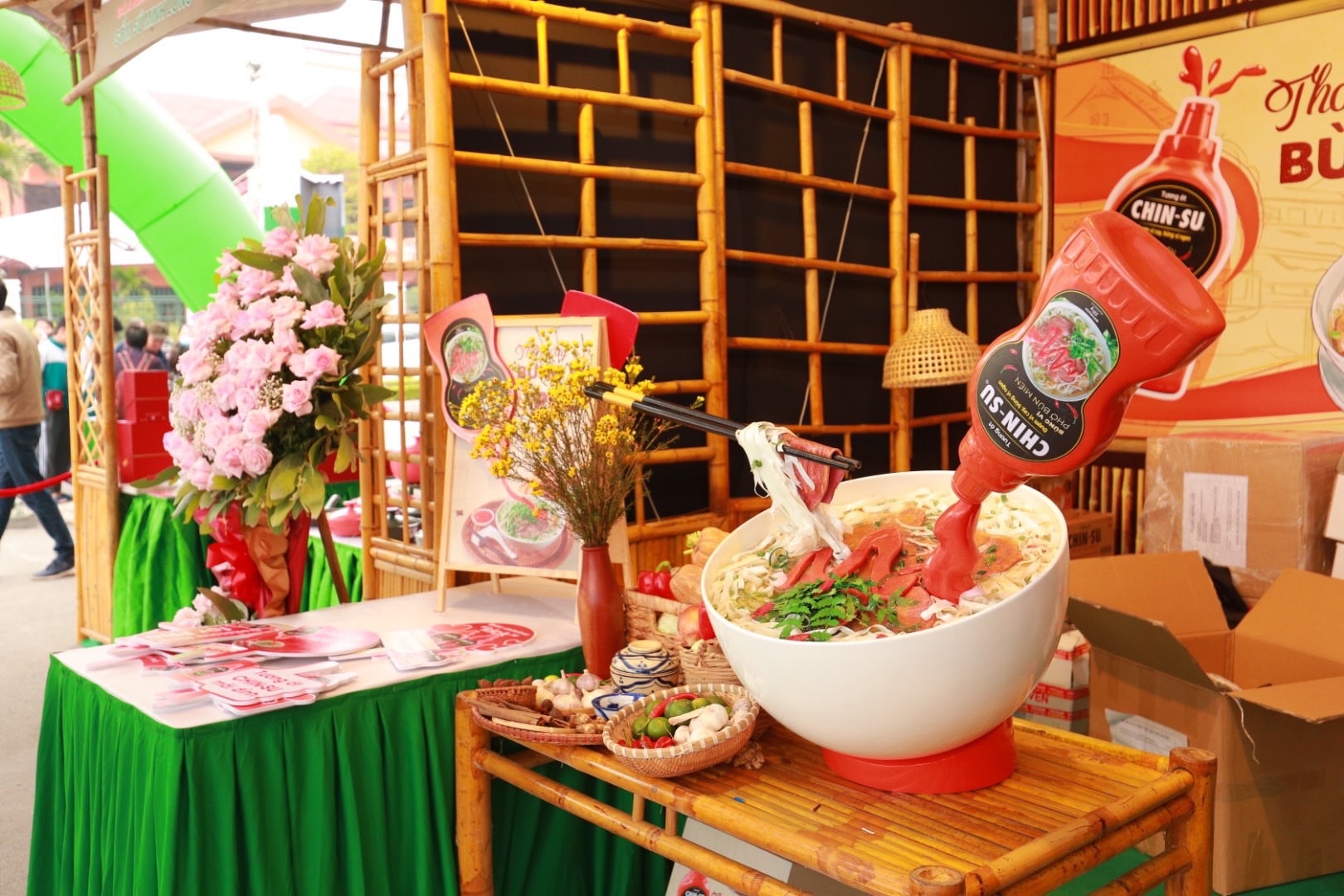 thuc khach trong ngoai nuoc hao huc thuong thuc pho cung tuong ot chin su hinh 3