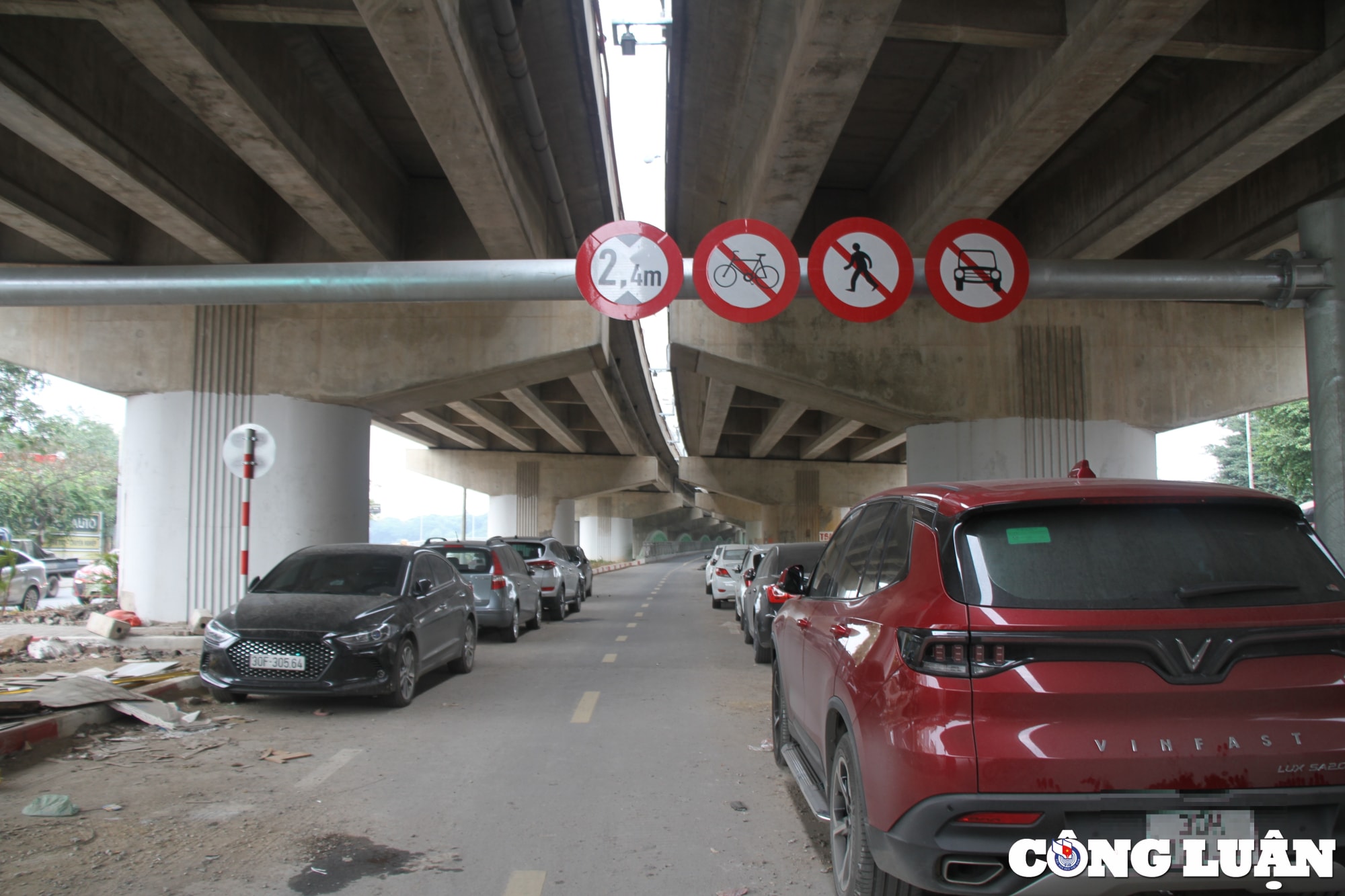 cau vom sat vuot ho linh dam tro thanh noi de xe rac thai vut bua bai hinh 6