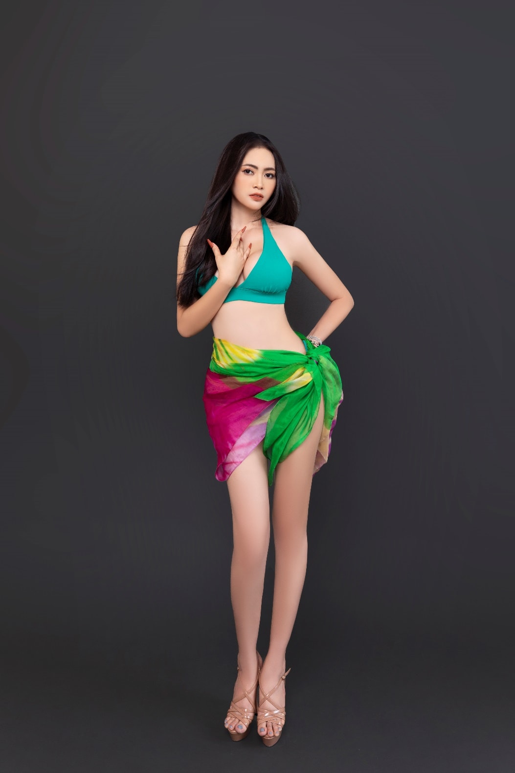 hoa hau bich hanh dien bikini khoe dang nong bong truoc them chung ket mrs world 2022 hinh 1