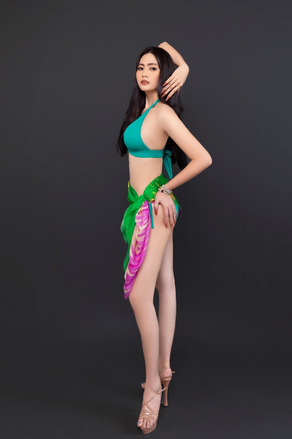 hoa hau bich hanh dien bikini khoe dang nong bong truoc them chung ket mrs world 2022 hinh 2