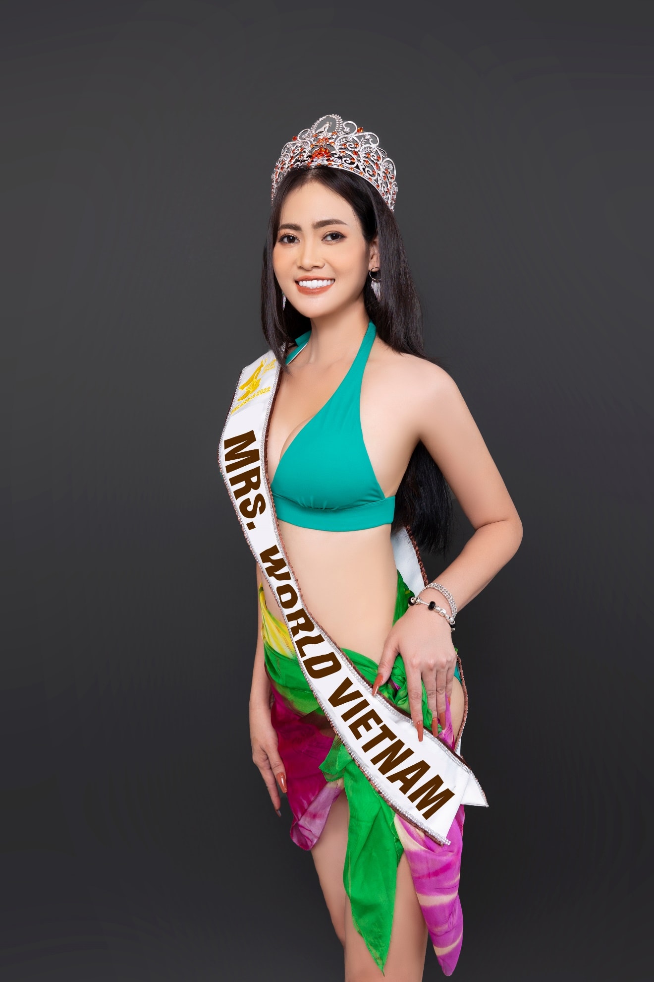 hoa hau bich hanh dien bikini khoe dang nong bong truoc them chung ket mrs world 2022 hinh 3