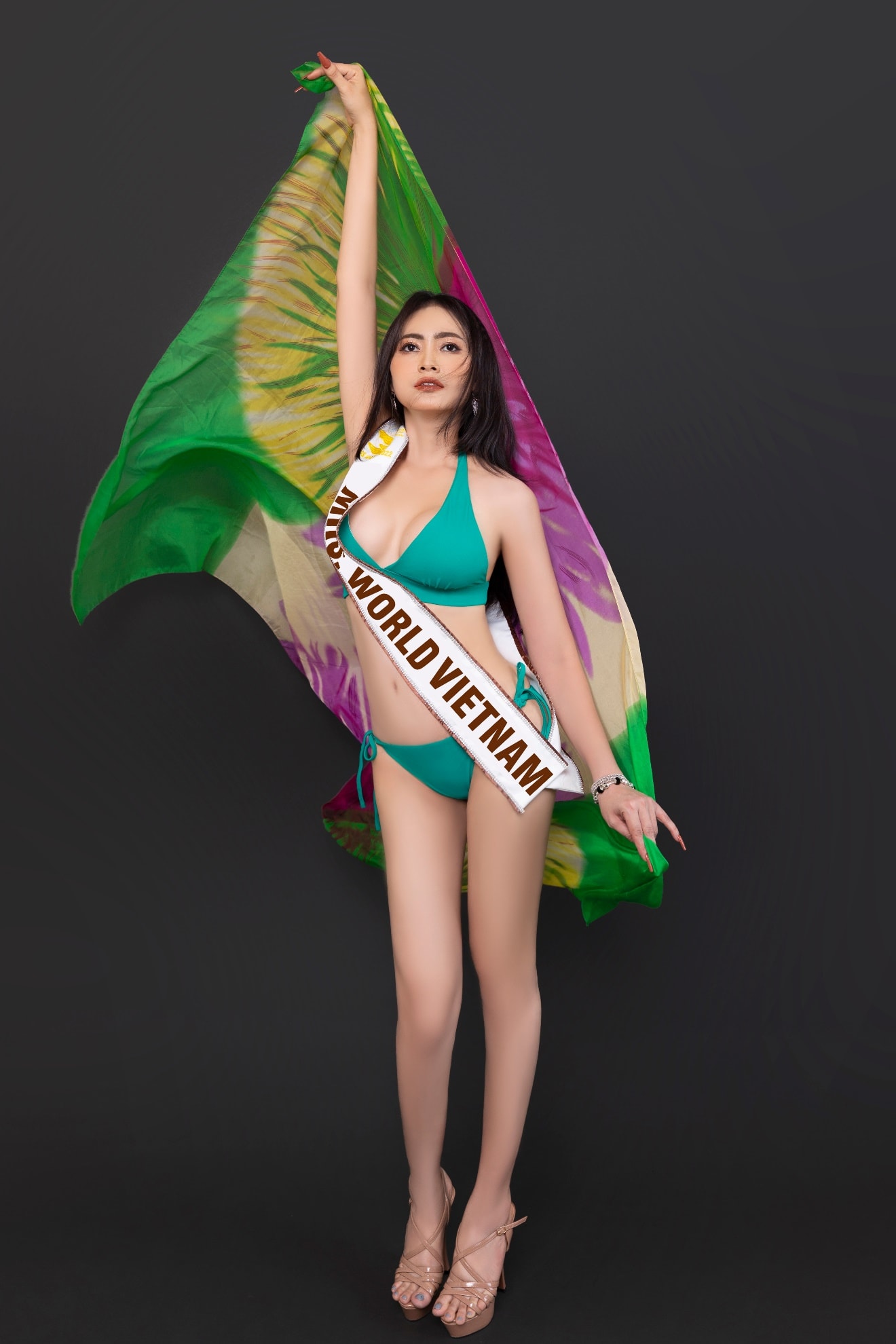 hoa hau bich hanh dien bikini khoe dang nong bong truoc them chung ket mrs world 2022 hinh 5