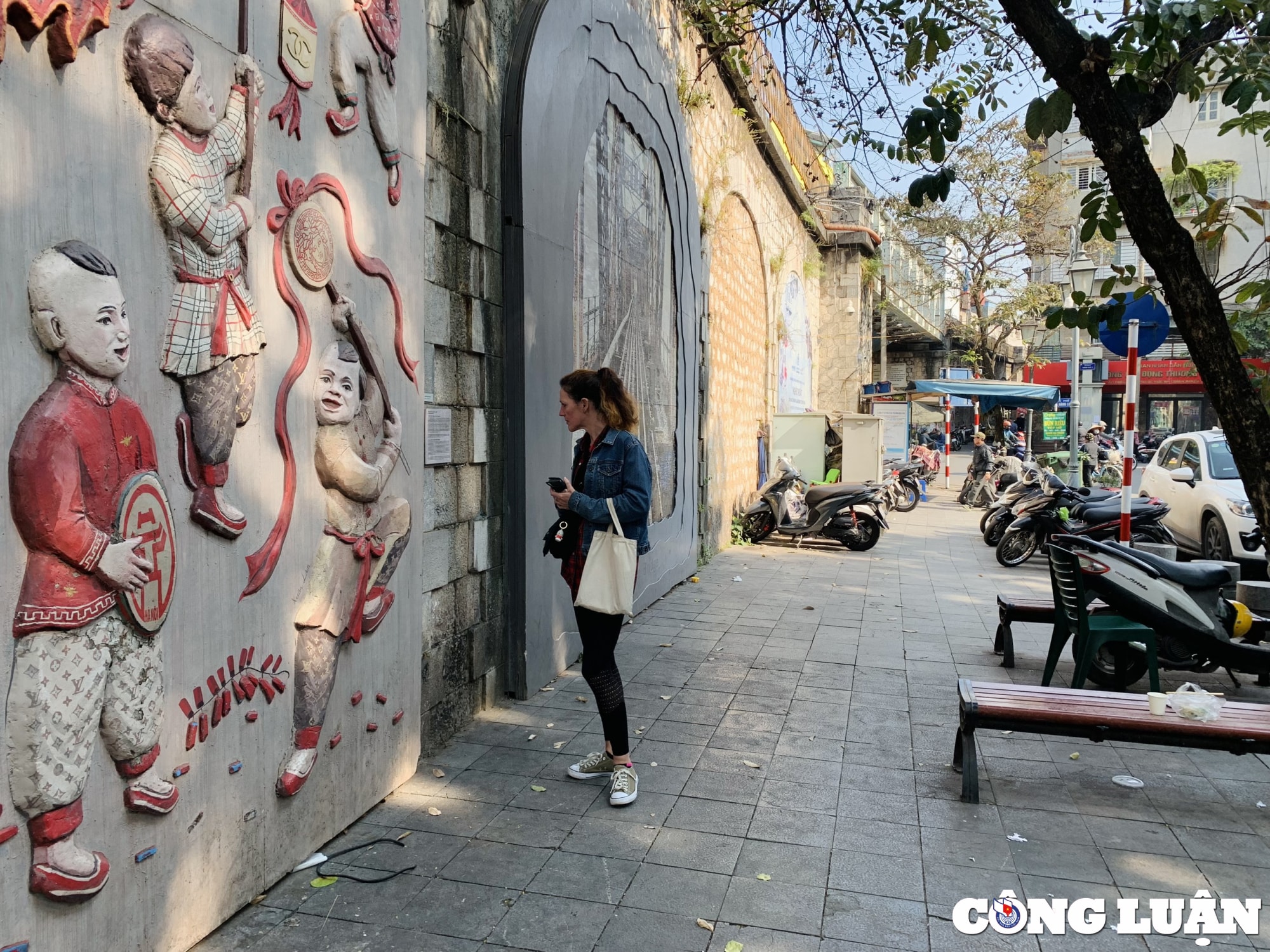 nhung buc bich hoa tren pho phung hung phai mau xuong cap tram trong hinh 5