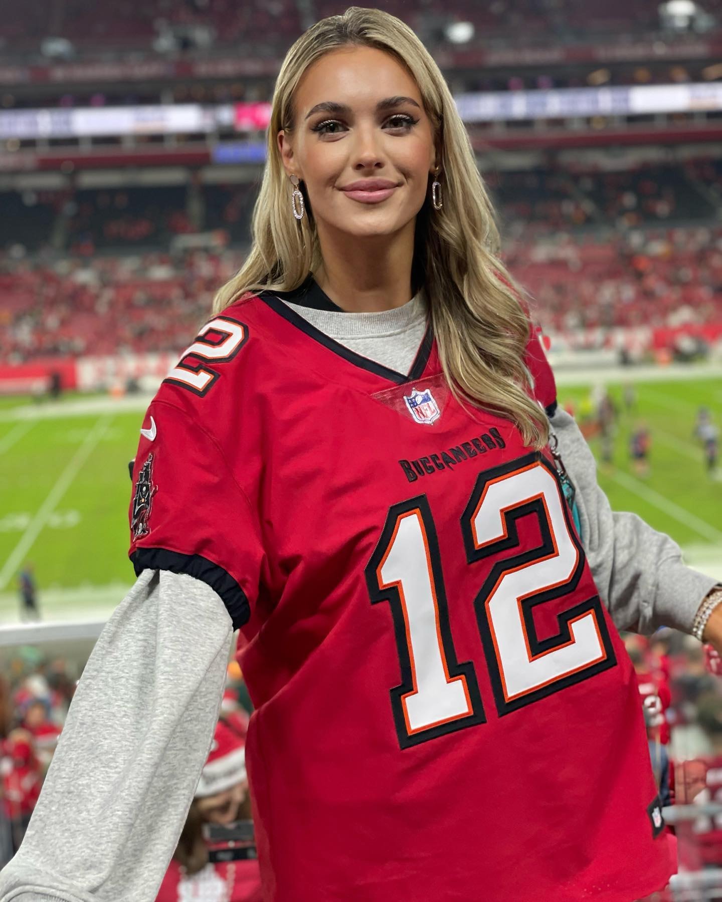 ban gai sieu quyen ru cua sao bong ro tom brady hinh 1
