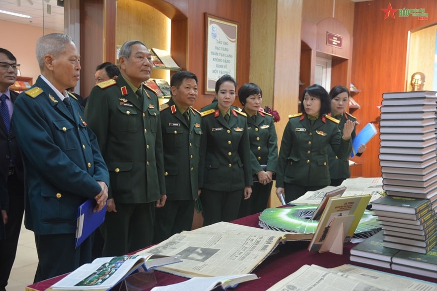 trien lam sach bao chien thang ha noi dien bien phu tren khong hinh 1