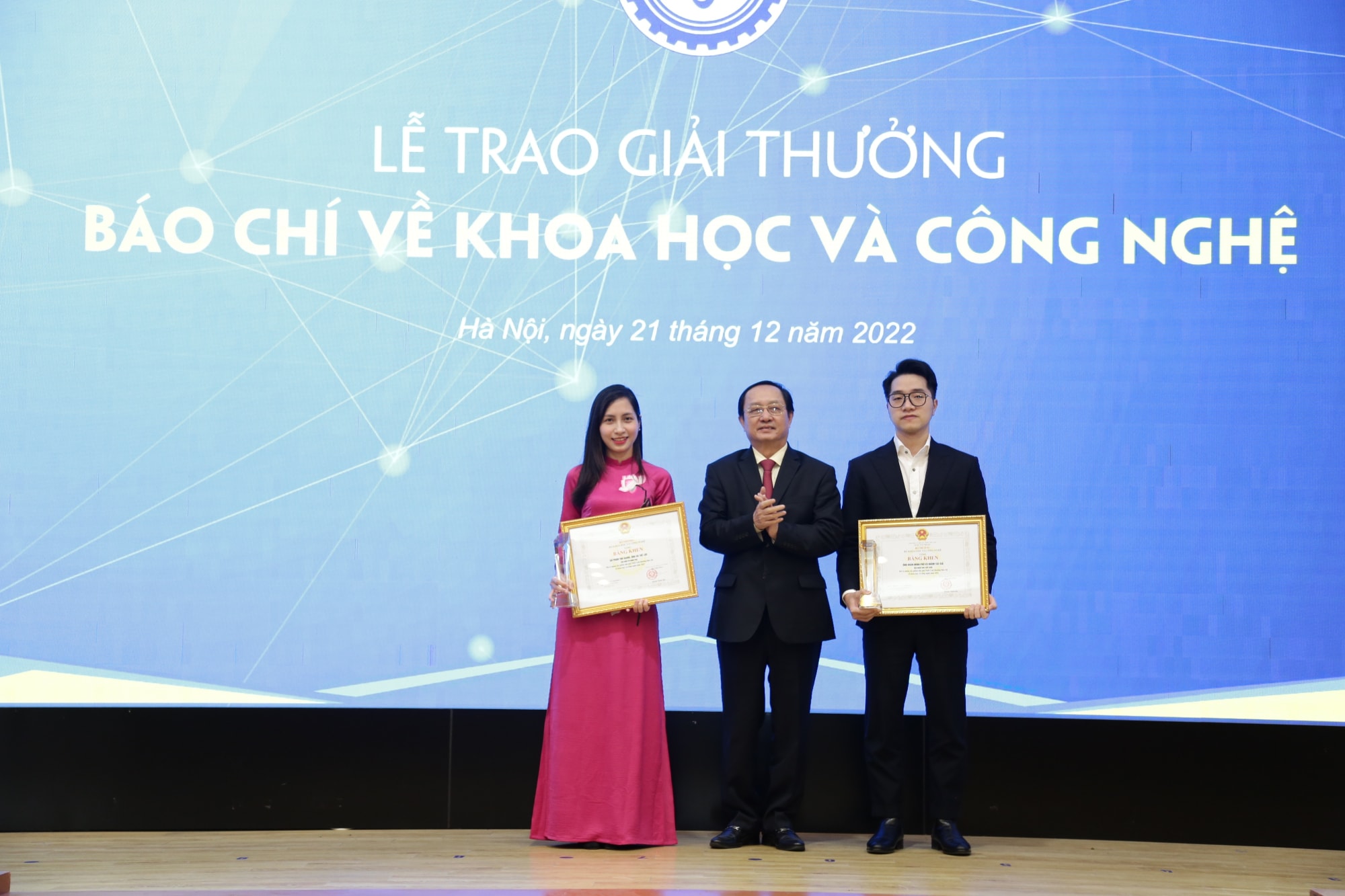 17 tac pham xuat sac duoc ton vinh tai le trao giai thuong bao chi ve khoa hoc va cong nghe hinh 1