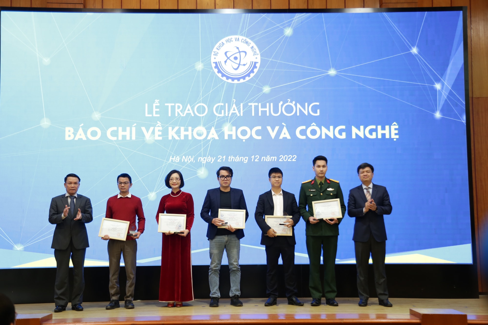 17 tac pham xuat sac duoc ton vinh tai le trao giai thuong bao chi ve khoa hoc va cong nghe hinh 2