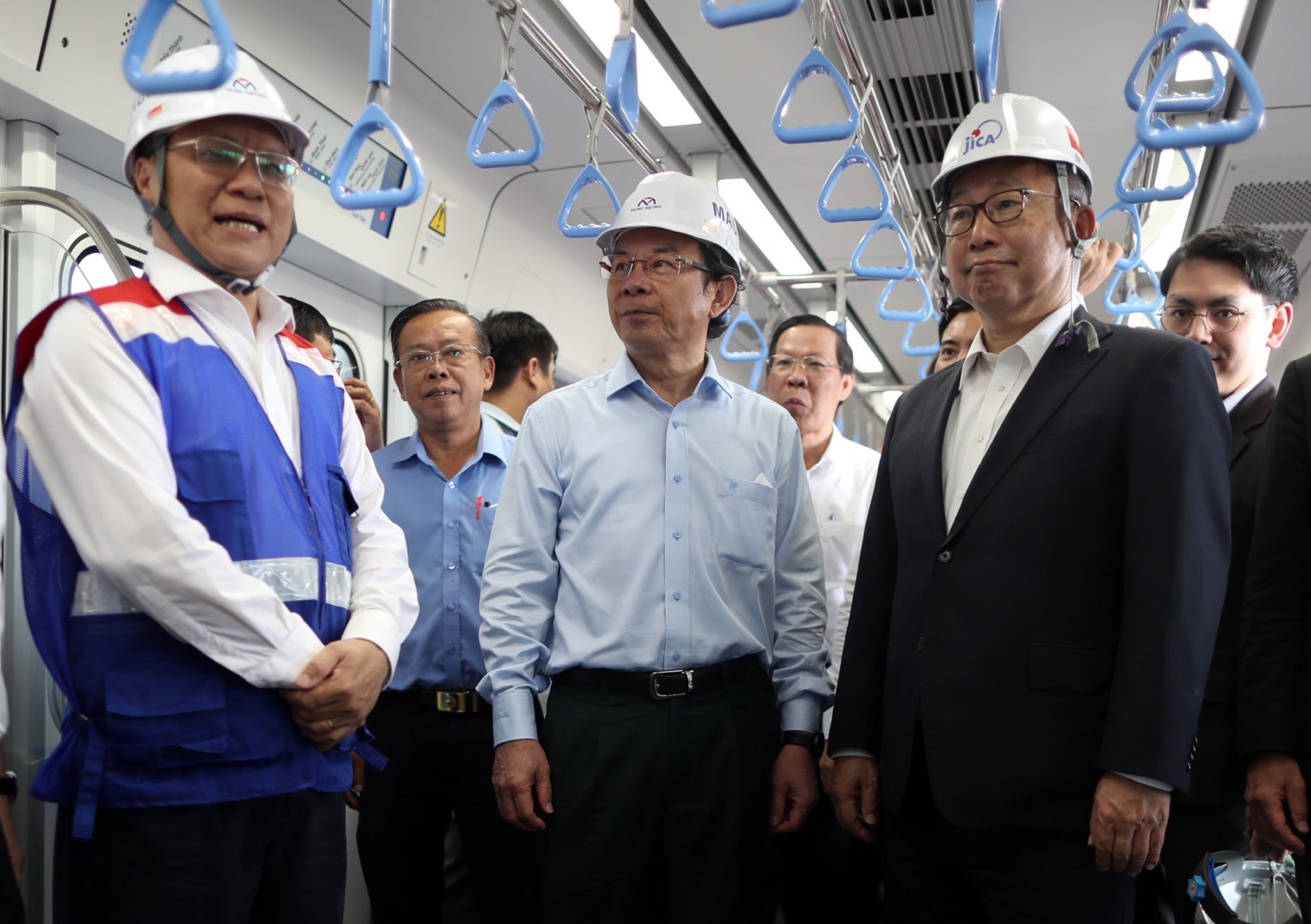 ngam doan tau lan dau tien lan banh tren cong trinh metro so 1 ben thanh suoi tien hinh 2