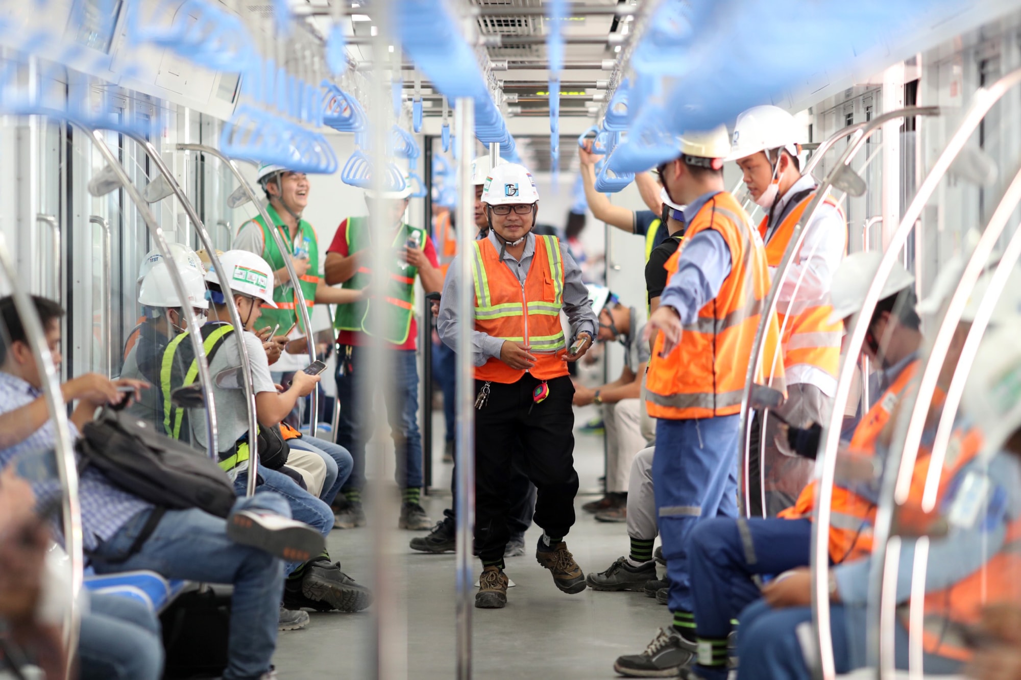 ngam doan tau lan dau tien lan banh tren cong trinh metro so 1 ben thanh suoi tien hinh 4