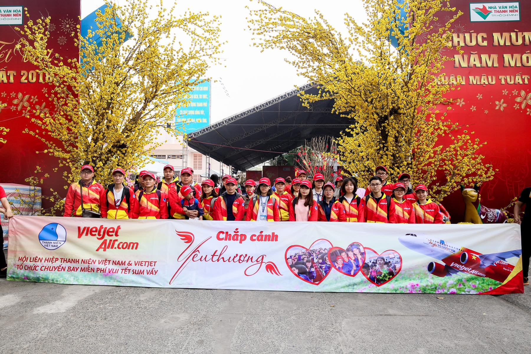 vietjet co hai chuyen bay mien phi dua cong nhan ve que an tet hinh 1
