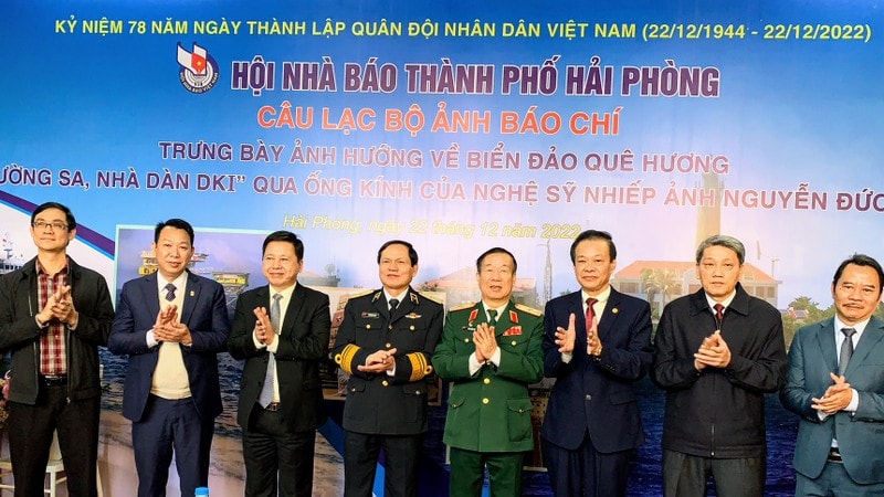 hoi nha bao thanh pho hai phong to chuc trung bay anh ve bien dao que huong hinh 1