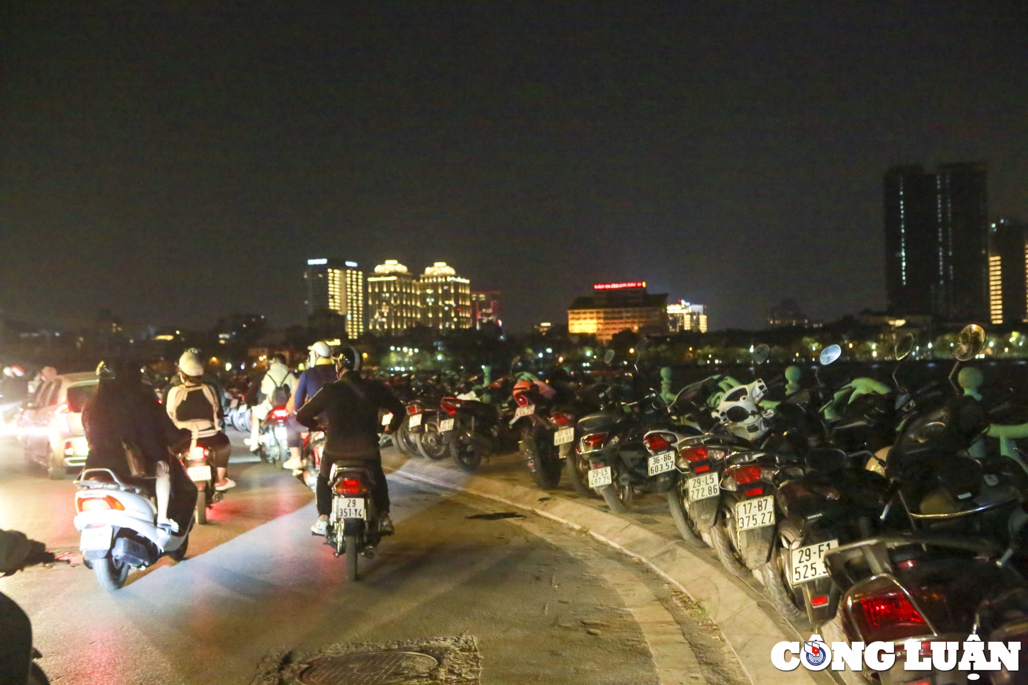 ha noi via he ho tay bi chiem dung nguoi di bo phai di duoi long duong hinh 19