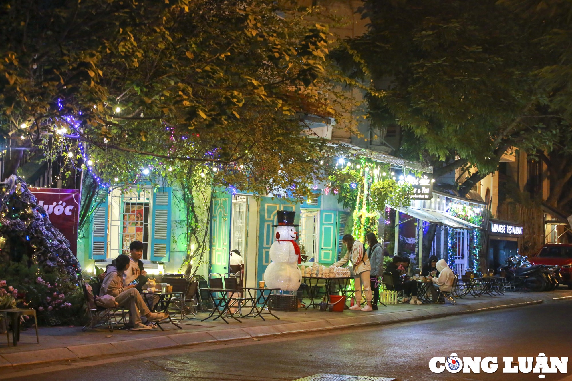 ha noi via he ho tay bi chiem dung nguoi di bo phai di duoi long duong hinh 2