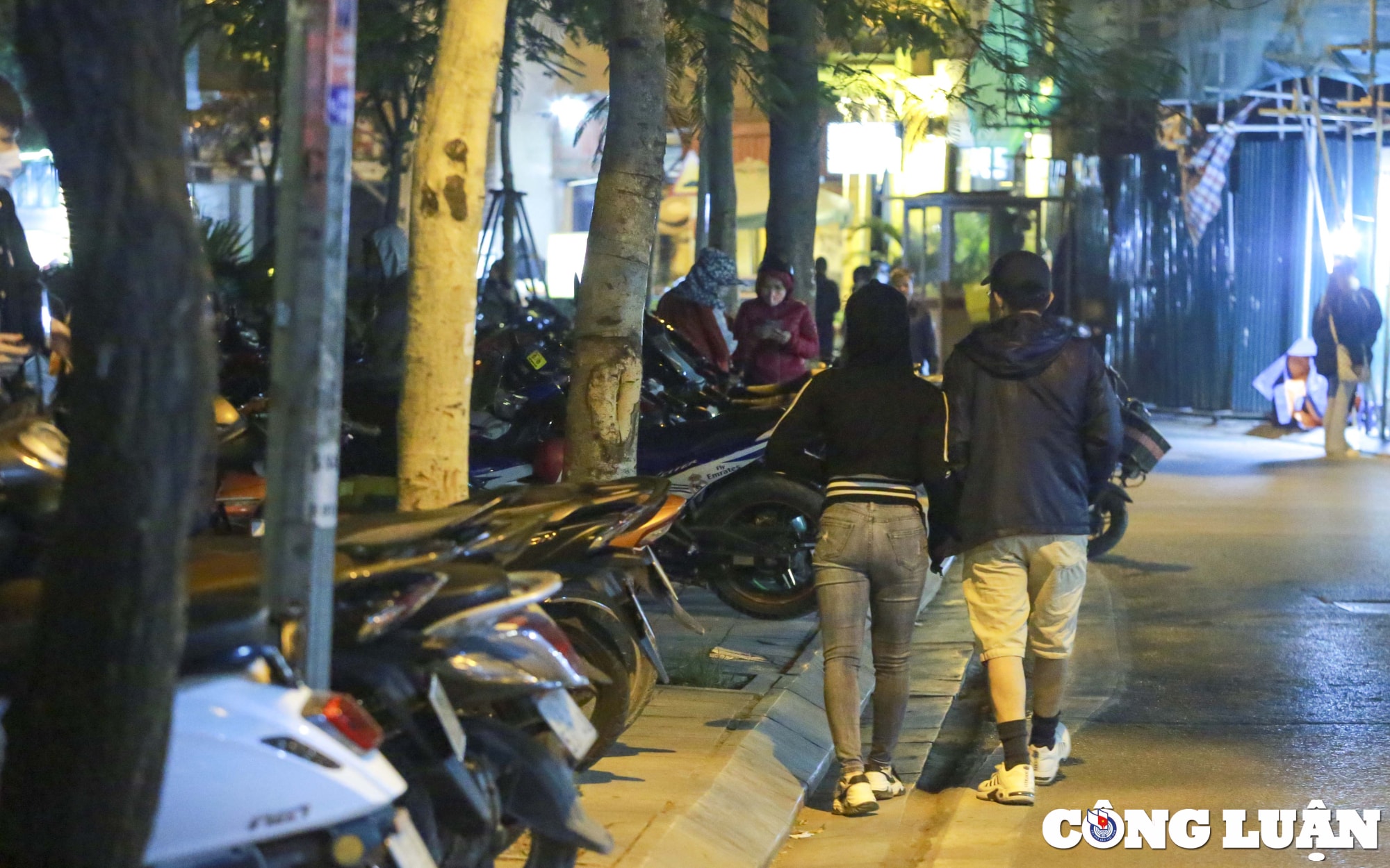 ha noi via he ho tay bi chiem dung nguoi di bo phai di duoi long duong hinh 12