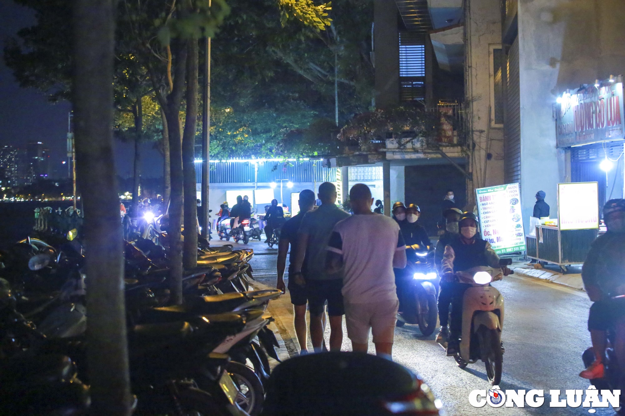 ha noi via he ho tay bi chiem dung nguoi di bo phai di duoi long duong hinh 11