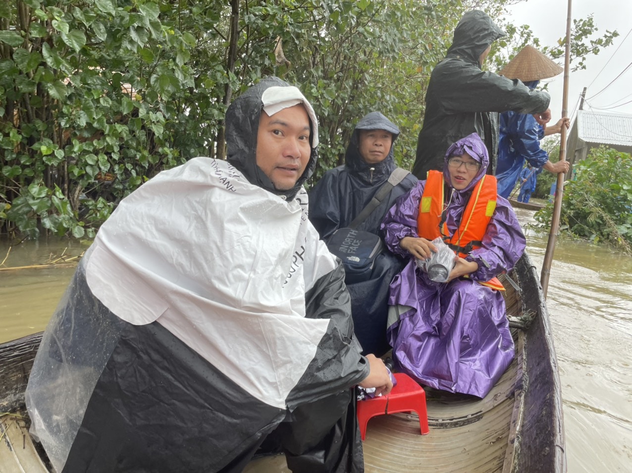 nguoi lam bao dong hanh cung nguoi dan vuot qua thu thach thien tai nam 2022 hinh 3