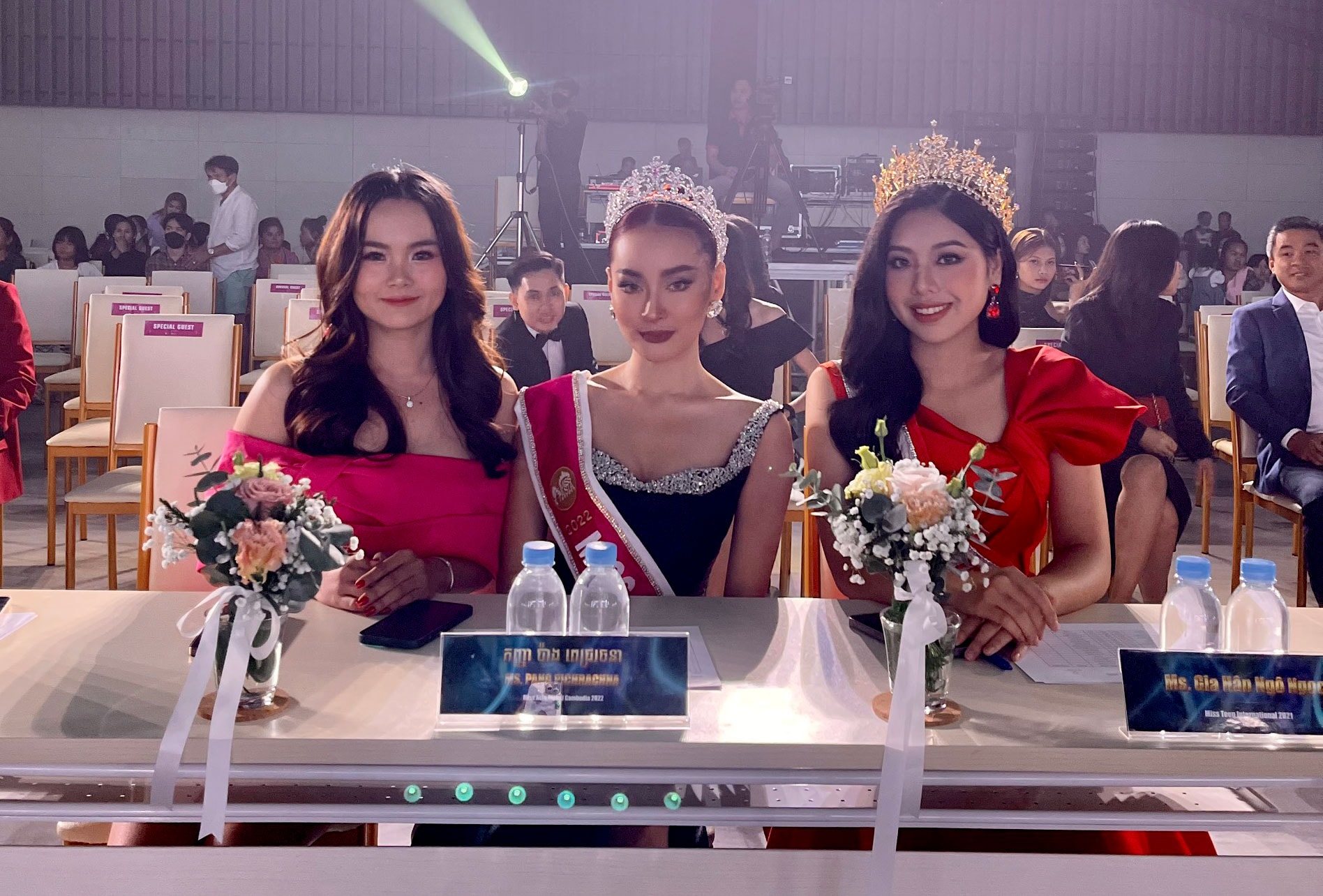 ngo ngoc gia han rang ro ngoi ghe giam khao miss teen international cambodia 2022 hinh 1