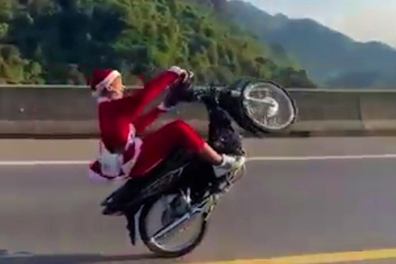 khoi to ong gia noel boc dau xe may tai thai nguyen hinh 1