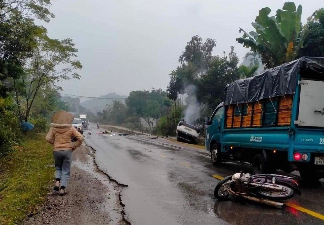 hoa binh o to tong lien hoan 2 xe may 2 nguoi thuong vong hinh 1