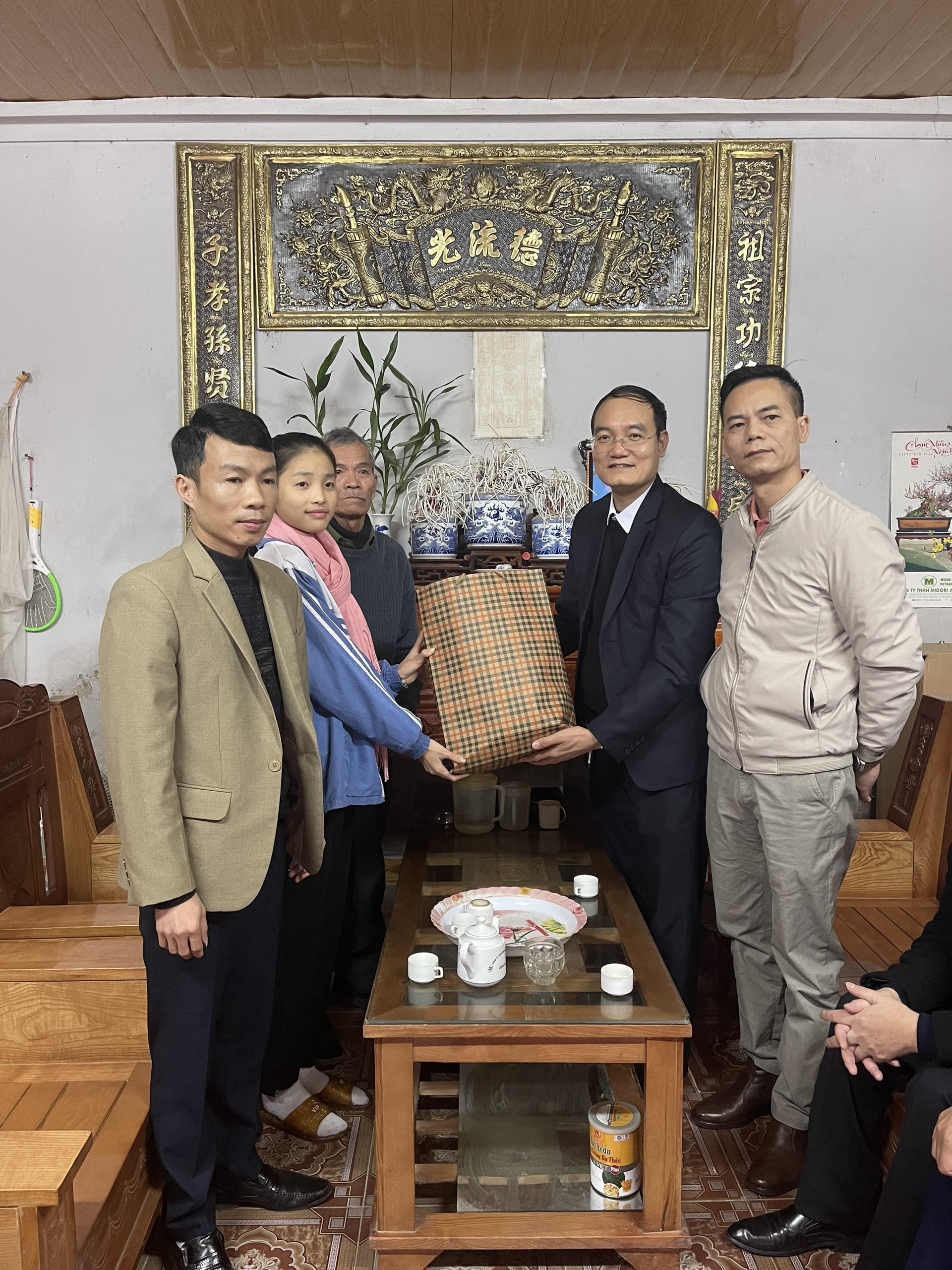 hoi nha bao tinh vinh phuc trao qua tet cho cac gia dinh co hoan canh kho khan hinh 1