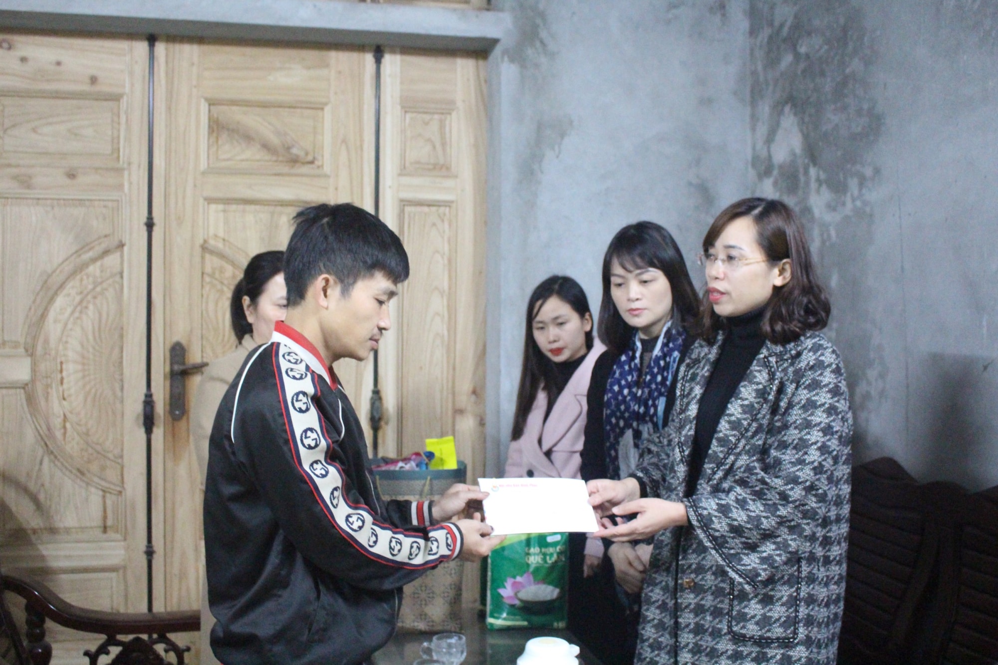 hoi nha bao tinh vinh phuc trao qua tet cho cac gia dinh co hoan canh kho khan hinh 2
