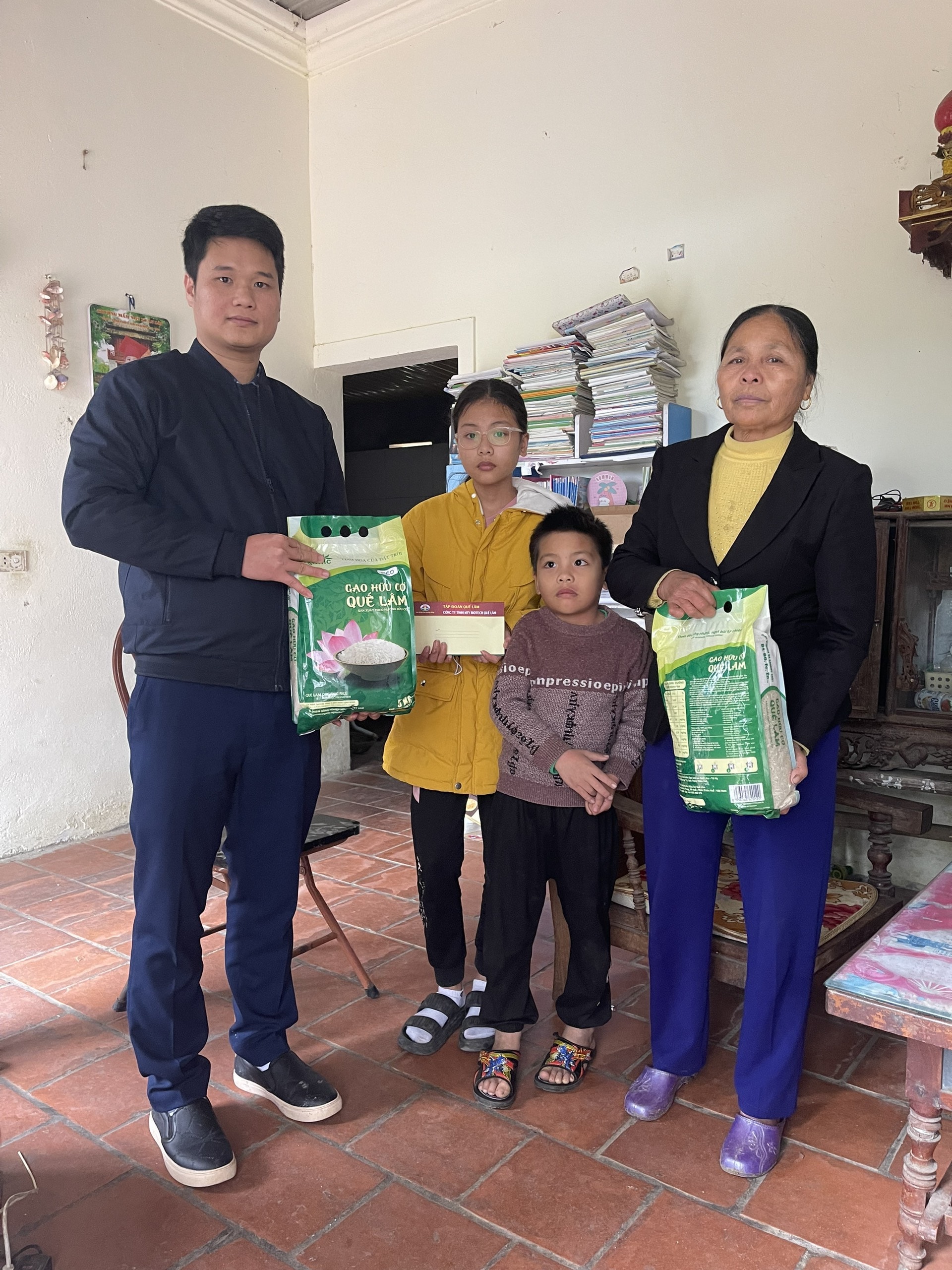 hoi nha bao tinh vinh phuc trao qua tet cho cac gia dinh co hoan canh kho khan hinh 3