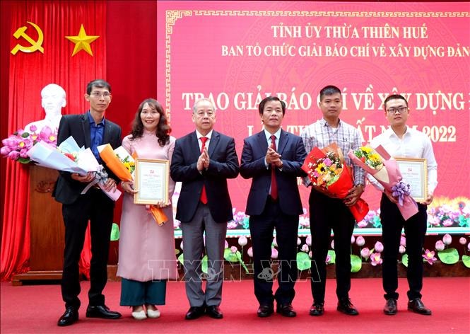 thua thien hue trao thuong cho 26 tac pham tai giai bao chi ve xay dung dang hinh 1