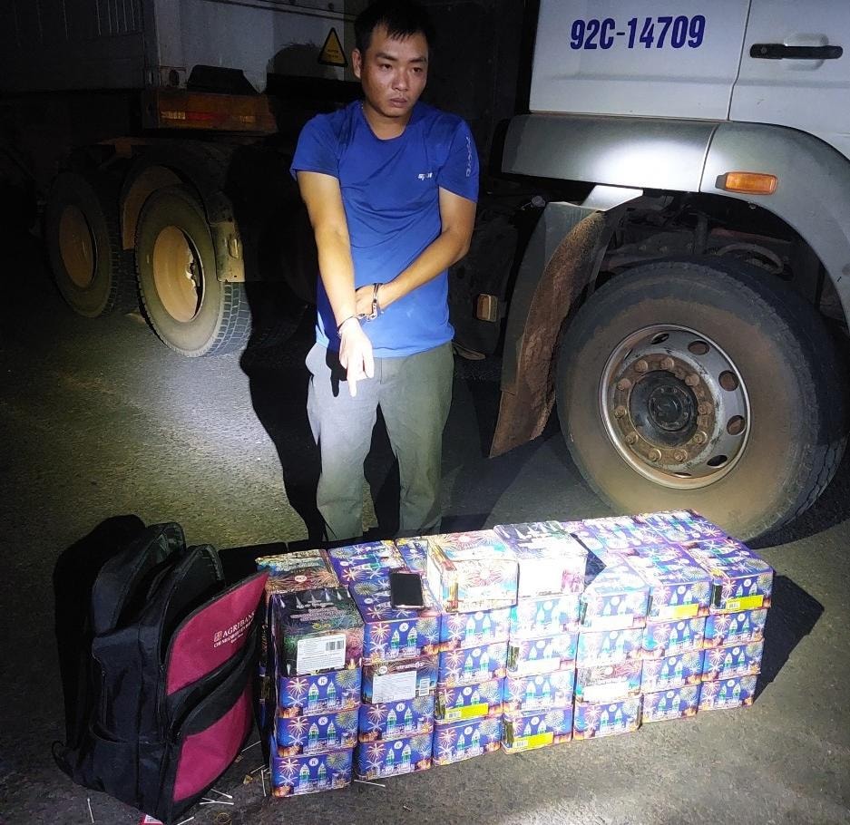 gia lai thanh nien 9x van chuyen 88kg phao lau bang xe dau keo hinh 1