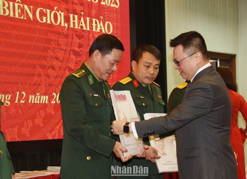 bao nhan dan trao gan 30 nghin so bao tet xuan quy mao 2023 tang can bo chien si bien gioi hai dao hinh 2