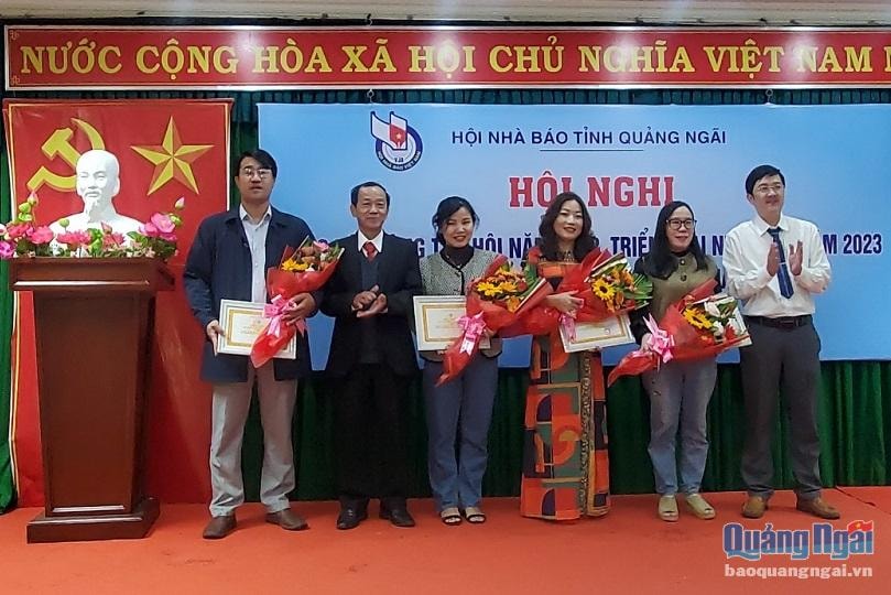 hoi nha bao tinh quang ngai khen thuong cac hoi vien co thanh tich xuat sac hinh 2