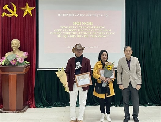 sinh nam 1972 nhan giai dac biet cuoc thi sang tac ve chien thang dien bien phu tren khong hinh 4