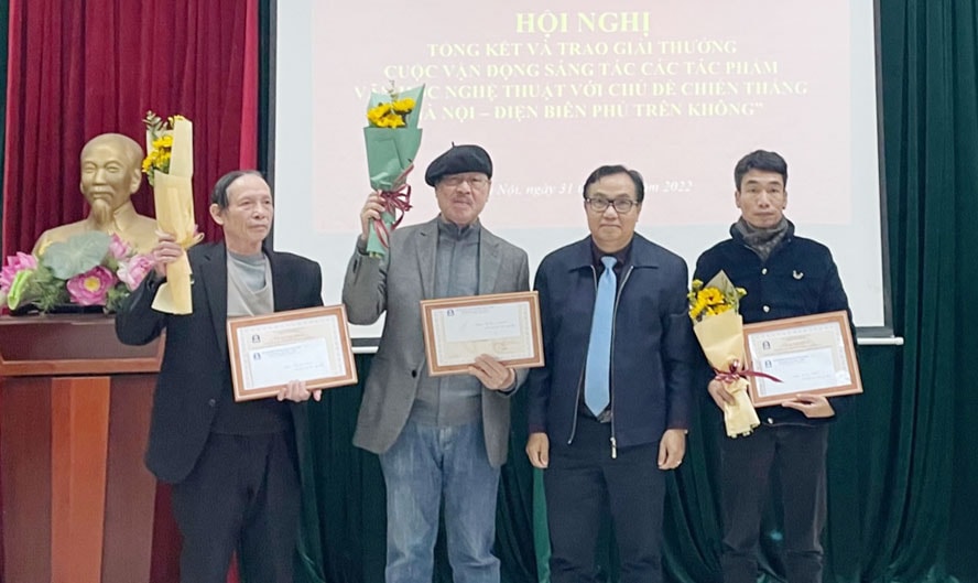 sinh nam 1972 nhan giai dac biet cuoc thi sang tac ve chien thang dien bien phu tren khong hinh 5