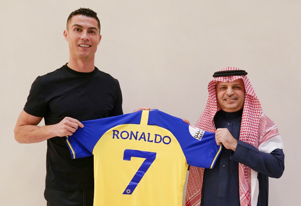 ronaldo ky hop dong voi clb al nassr huong muc luong cuc khung hinh 2