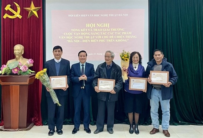 sinh nam 1972 nhan giai dac biet cuoc thi sang tac ve chien thang dien bien phu tren khong hinh 1
