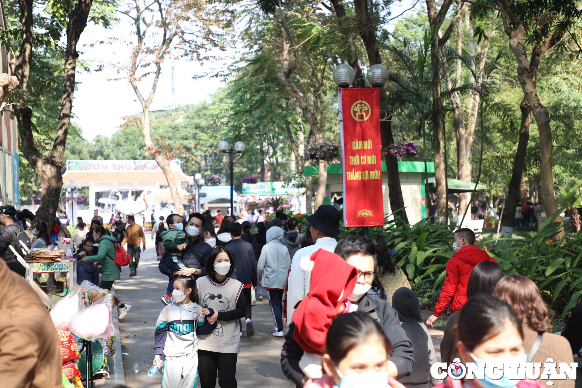 hang nghin nguoi chen chan o cong vien thu le trong ngay dau tien cua nam moi 2023 hinh 3