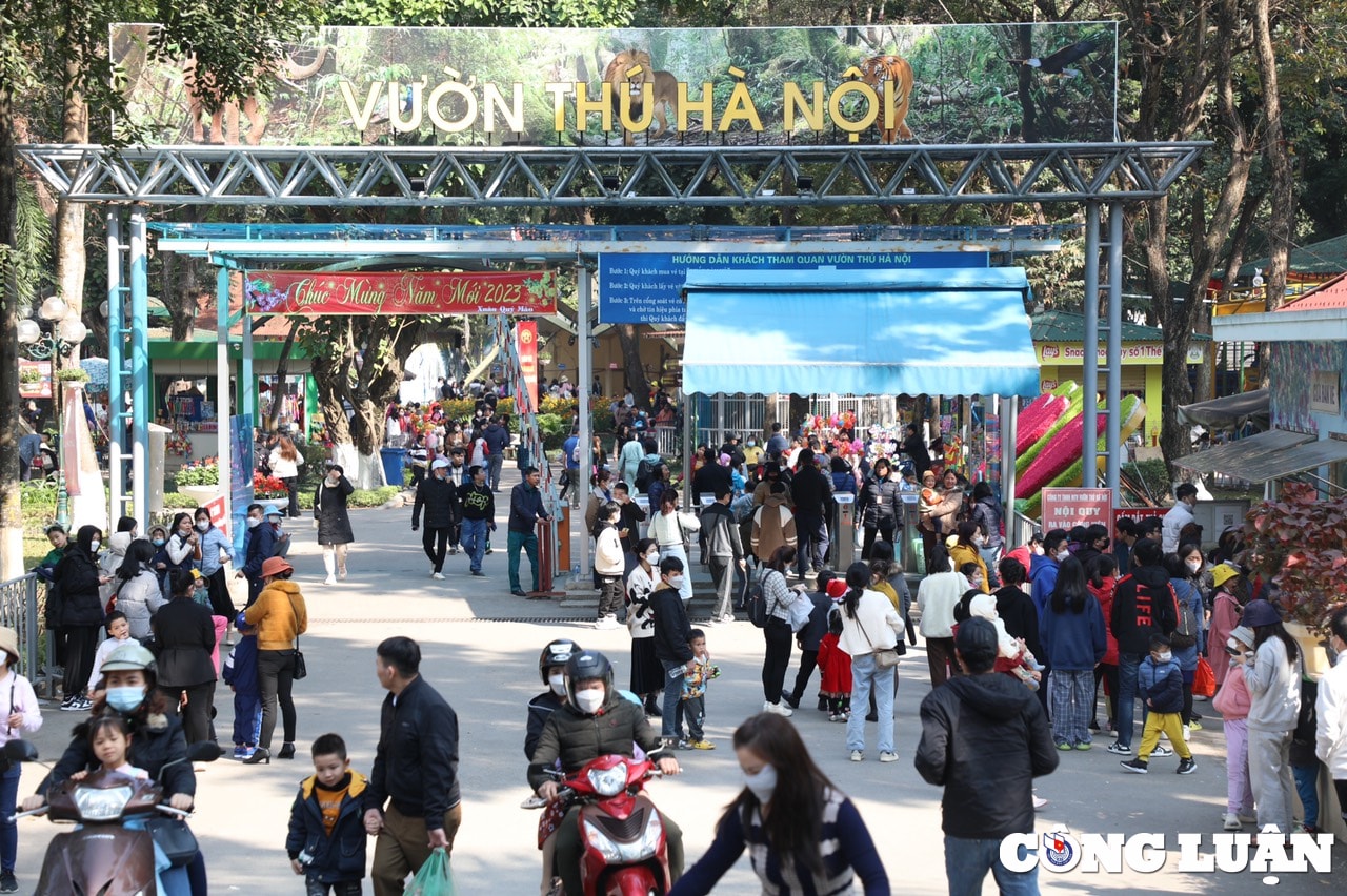 hang nghin nguoi chen chan o cong vien thu le trong ngay dau tien cua nam moi 2023 hinh 1
