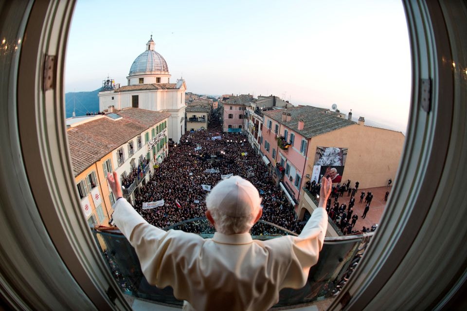 the gioi thuong tiec ve su qua doi cua cuu giao hoang benedict xvi hinh 1